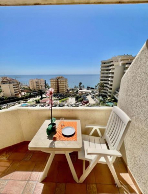 Spacious Studio in Benalbeach with sea views